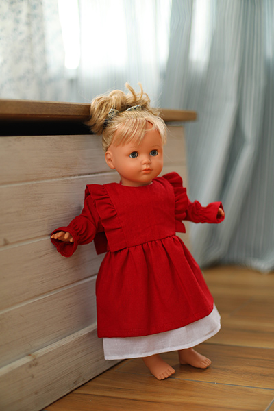 Кукольное платье красного цвета с воланами